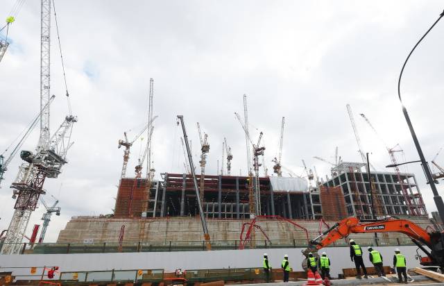 지난 9일 경기도 용인시 처인구 원삼면 용인반도체클러스터 일반산업단지 공사현장에서 분주하게 공사가 진행되고 있다. 연합뉴스