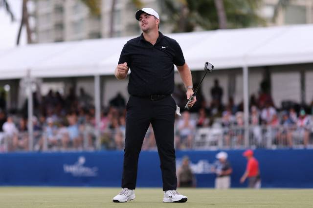 크리스 고터럽이 19일(한국 시간) 소니 오픈 4라운드에서 18번 홀 파 퍼트를 넣고 우승을 확정하고 있다. AFP연합뉴스