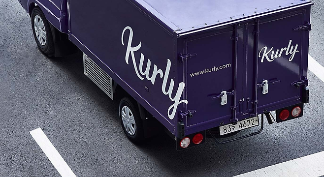 서울동부지검은 최근 김슬아 컬리 대표의 남편인 정아무개 넥스트키친 대표를 강제추행 혐의로 불구속기소 했다. 사진은 운송 중인 컬리 배송 차량 ⓒ컬리 제공