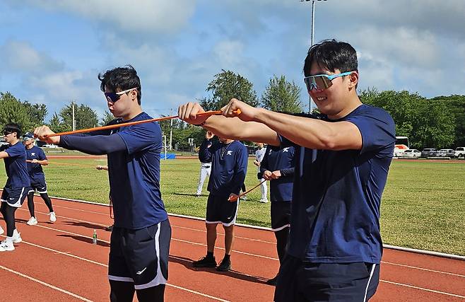 WBC 대표팀 손주영(오른쪽)이 사이판 올레아이 구장에서 같은 대표팀 좌완 김영규와 함께 훈련하고 있다.  사이판 | 심진용 기자