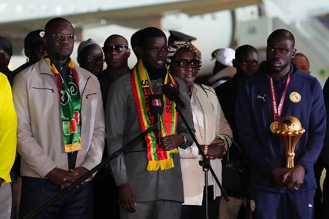 바시루 디오마예 파예 세네갈 대통령(왼쪽 가운데)이 지난 21일 세네갈 은디아스의 블레즈 디아뉴 국제공항에서 아프리카네이션스컵에서 우승한 뒤 귀국한 세네갈 대표팀을 맞이하며 연설하고 있다. AP