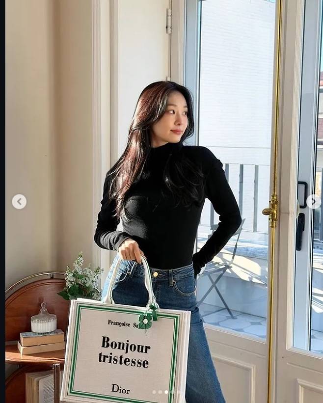 홍보대사로 활동 중인 디올백을 들고 포즈를 잡은 김연아.  김연아 인스타그램