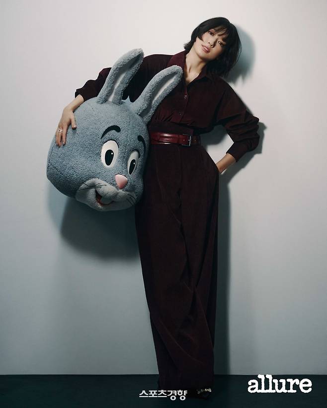 화보 촬영을 하고 있는 배우 박신혜. 얼루어 코리아 제공