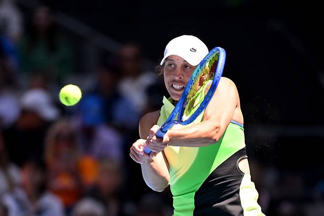 매디슨 키스가 22일 호주 멜버른에서 열린 호주오픈 여자 단식 2회전에서 애슐린 크루거를 상대로 백핸드를 치고 있다.  멜버른 | EPA연합뉴스