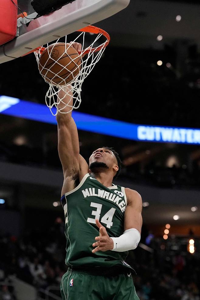 야니스 아데토쿤보가 22일 미국 위스콘신주 밀워키의 파이서브 포럼에서 열린 오클라호마시티 선더와 2025~2026 미국프로농구 정규리그 홈경기에서 덩크를 하고 있다.  오클라호마시티 | AFP연합뉴스