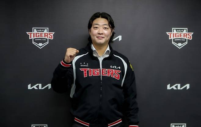 ▲ 김범수는 “좋은 제안을 주신 구단에 감사하고 명문 구단에 입단하게 되어 영광이다. &nbsp;팬들께서 거는 기대감이 크실 텐데, 기대 이상의 성적으로 팬들께 보답하겠다”며 “프로 데뷔 이후 지금까지 많은 응원을 보내주신 한화 이글스 팬들께도 깊은 감사의 인사 전한다”며 말했다. ⓒKIA타이거즈