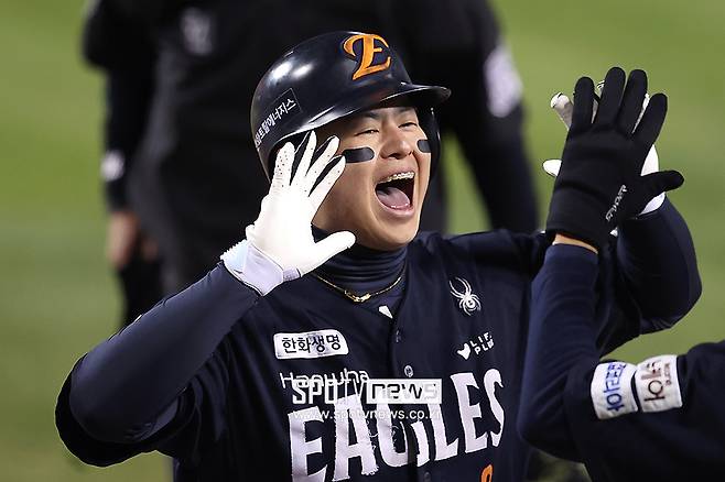 ▲ 한화는 기본적으로 노시환에 책정한 금액이 있고, 이 금액 자체도 어마어마하다. 그런 노시환을 데려간다는 것은 해당 구단이 한화의 금액보다 더 많은 금액을 제안한다는 자체에다 보상금을 최대 30억 원을 줘야 한다는 것을 의미한다. ⓒ곽혜미 기자