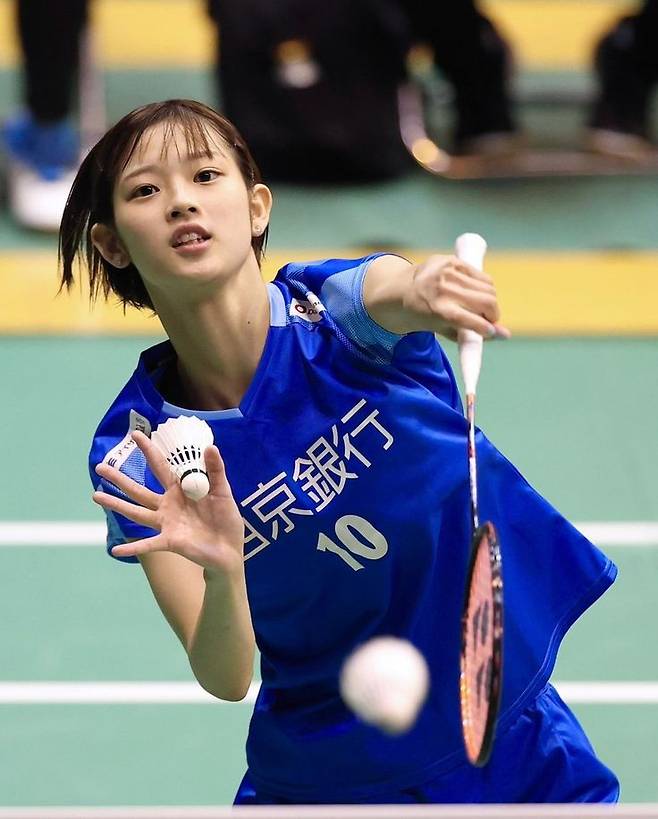 ▲ 실력과 미모를 모두 겸비한 역대급 히로인의 탄생에 일본이 들뜨고 있다. 본인을 우유부단한 성격이라 분석하면서도 코트에서는 누구보다 단호하게 셔틀콕을 내리꽂는 반전 매력으로 스타성을 발휘하는 중이다. ⓒ 타구치 마야 팬 SNS