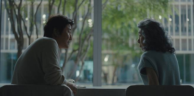 ▲ '성난 사람들2'의 송강호 윤여정. 제공|넷플릭스