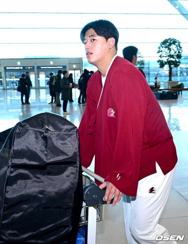 출국장에 들어서고 있는 박준현.