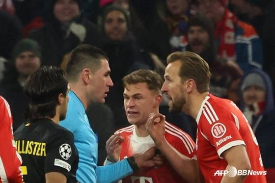 김민재가 퇴장당하자 항의하는 바이에른 뮌헨 선수들의 모습. /AFPBBNews=뉴스1