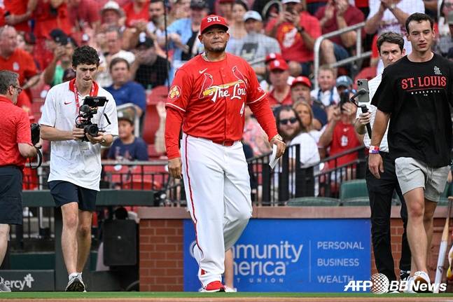 지난해 8월 세인트루이스의 객원 코치로 복귀했던 야디에르 몰리나(가운데). /AFPBBNews=뉴스1