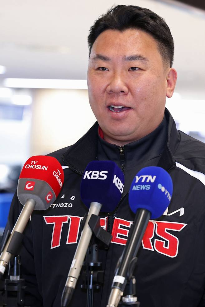 이범호 KIA 타이거즈 감독이 22일 김포국제공항을 통해 일본 아마미오시마로 출국하기에 앞서 인터뷰에 임하고 있다. /사진=KIA 타이거즈 제공
