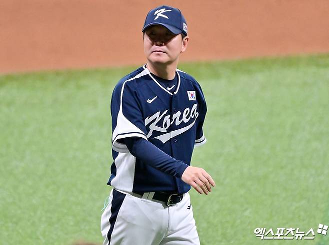 9일 오후 서울 구로구 고척스카이돔에서 열린 '2025 NAVER K-BASEBALL SERIES' 대한민국과 체코의 평가전 경기, 대한민국이 타선의 고른 활약에 힘입어 11:1의 스코어로 승리했다.  경기 종료 후 대한민국 류지현 감독이 그라운드를 빠져나가고 있다. 엑스포츠뉴스 DB