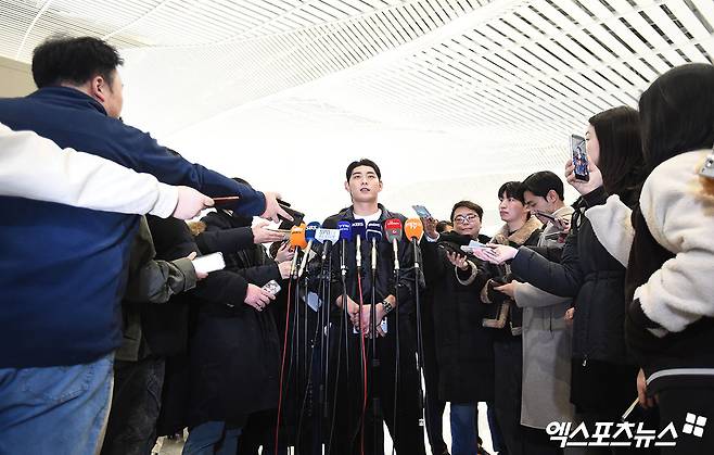 미국 프로야구 메이저리그(MLB) 샌프란시스코 자이언츠 이정후가 21일 오후 인천국제공항을 통해 미국으로 출국했다.   이정후가 출국장에서 취재진과 인터뷰를 나누고 있다. 인천공항, 박지영 기자