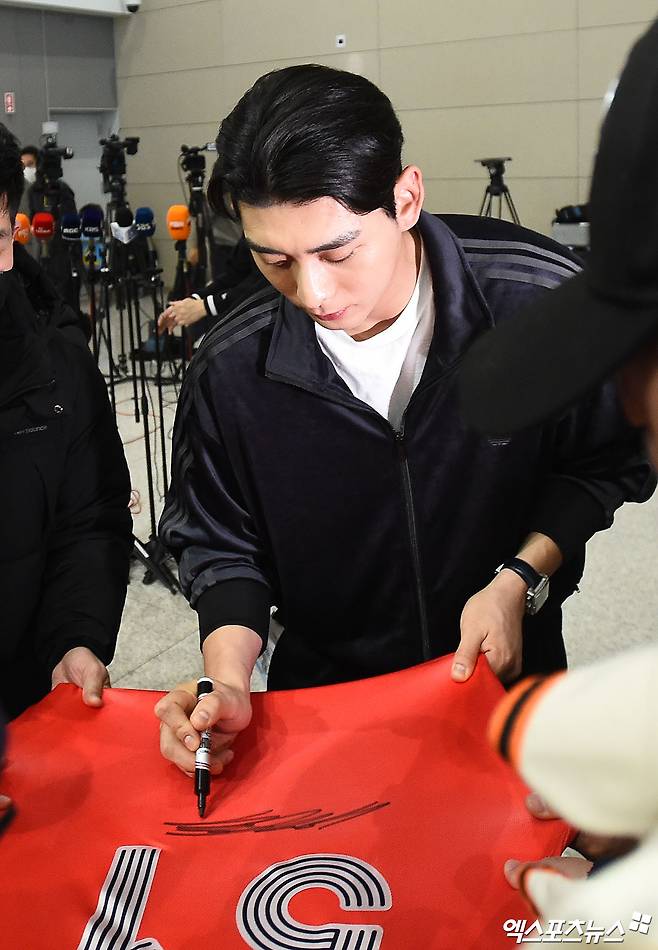 미국 프로야구 메이저리그(MLB) 샌프란시스코 자이언츠 이정후가 21일 오후 인천국제공항을 통해 미국으로 출국했다.   이정후가 출국장에서 팬들에게 사인을 해주고 있다. 인천공항, 박지영 기자