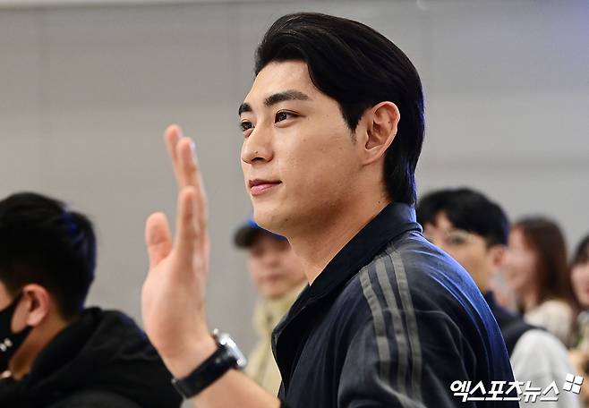 미국 프로야구 메이저리그(MLB) 샌프란시스코 자이언츠 이정후가 21일 오후 인천국제공항을 통해 미국으로 출국했다.   이정후가 취재진을 향해 인사하고 있다. 인천공항, 박지영 기자