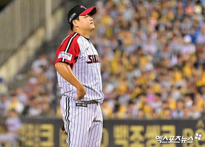 LG 트윈스 불펜 투수 장현식이 지난해에 대한 아쉬움과 함께 다가오는 시즌을 향한 자신감을 내비쳤다. 그는 이적 첫 해인 2025시즌 56경기 3승3패 10세이브 5홀드 평균자책점 4.35로 아쉬운 성적을 거뒀다. 엑스포츠뉴스 DB