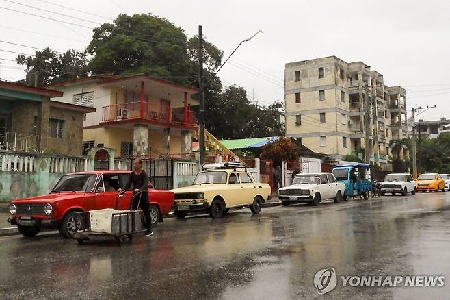 20일(현지시간) 주유 기다리는 쿠바 차량 행렬 [아바나 AFP=연합뉴스. 재판매 및 DB 금지]