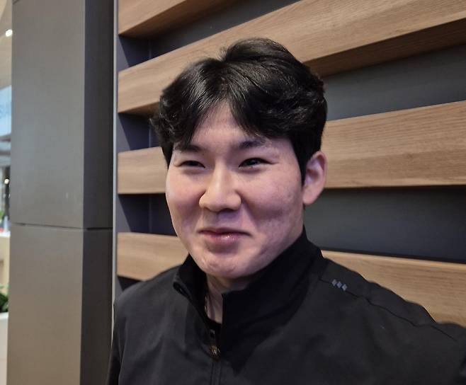 인터뷰하는 NC 다이노스 박민우 (영종도=연합뉴스) 김경윤 기자 = NC 다이노스 박민우가 21일 스프링캠프 출국에 앞서 인천국제공항에서 취재진과 만나 인터뷰하고 있다. 2026.1.21. cycle@yna.co.kr