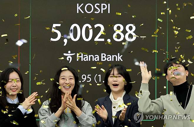 코스피, 장중 사상 첫 5,000선 돌파 (서울=연합뉴스) 이진욱 기자 = 코스피가 장중 5,000을 넘어선 가운데 22일 오전 서울 중구 하나은행 딜링룸에서 딜러들이 기뻐하고 있다. 2026.1.22 cityboy@yna.co.kr