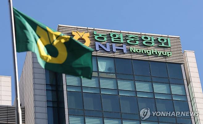 농식품부, 농협 비위의혹 두 건 법령위반 정황포착…'수사 의뢰' (서울=연합뉴스) 류영석 기자 = 8일 농림축산식품부는 농협중앙회와 농협재단 특별감사에서 비위 의혹과 인사·조직 운영 난맥상, 내부 통제 장치 미작동 등 65건의 사실관계를 확인해 두 건에 대한 법령 위반 정황을 포착했다고 밝혔다.
    지난 5일 경찰에 이첩된 사건은 농협중앙회가 임직원 형사 사건에 공금 3억2천만원을 지출한 의혹과 농협재단 임직원의 배임(공금 부적절 사용) 의혹 등 두 건이다. 
    농식품부는 사전 통지와 이의 제기 절차를 거쳐 감사 결과를 최종적으로 확정해 공개할 예정이다.
    사진은 이날 서울 중구 농협중앙회 본부 모습. 2026.1.8 ondol@yna.co.kr