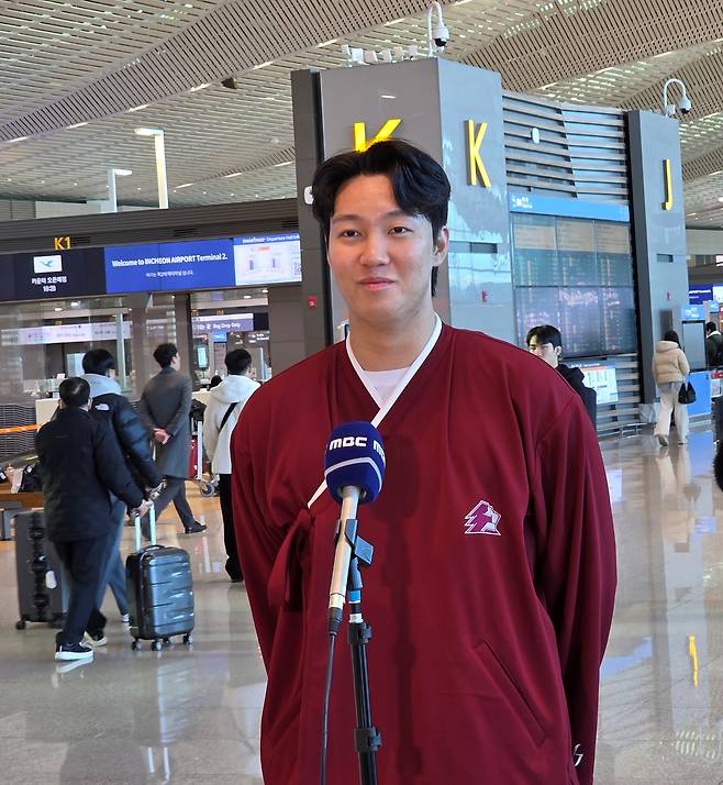 출국 전 인터뷰하는 키움 안우진 [촬영= 김동찬]