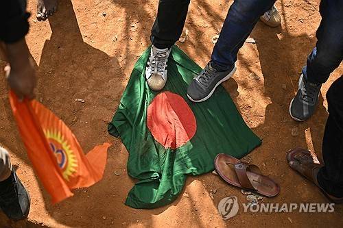 방글라데시 국기 짓밟는 인도 힌두교도들 [AFP 연합뉴스. 재판매 및 DB 금지]
