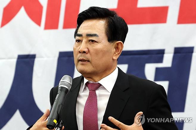 인사말하는 김화진 위원장 (광주=연합뉴스) 정다움 기자 = 11일 오후 광주 서구 홀리데이인 광주호텔에서 열린 김화진 국민의힘 전남도당 위원장 취임식에서 김 위원장이 인사말하고 있다. 2025.8.11 daum@yna.co.kr