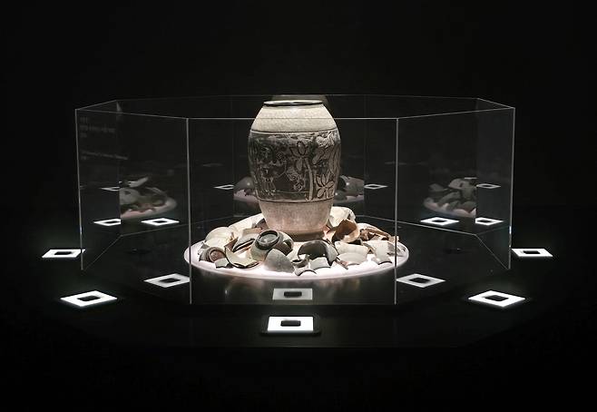 쿠키런과 분청사기의 만남     (서울=연합뉴스) 김주환 기자 = 22일 서울 인사동 아라아트센터에서 열린 '쿠키런: 킹덤' 아트 컬래버 특별전 '위대한 왕국의 유산' 전시 공간에 박상진 장인이 게임을 테마로 제작한 분청사기 작품이 전시돼있다. 2026.1.22 jujuk@yna.co.kr