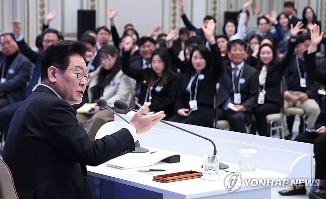 질문 받는 이재명 대통령 (서울=연합뉴스) 김도훈 기자 = 이재명 대통령이 21일 청와대 영빈관에서 열린 신년기자회견에서 취재진 질문을 받고 있다. 2026.1.21 superdoo82@yna.co.kr