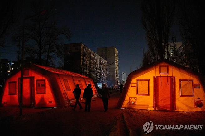 긴급비상 텐트에서 몸 녹이는 키이우 시민들 [AP 연합뉴스 자료사진. 재배포 및 DB 금지]