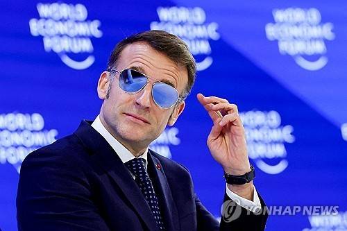 안구 문제로 선글라스 쓰고 다보스 포럼 참석한 마크롱 대통령 [로이터 연합뉴스 자료사진. 재판매 및 DB 금지]