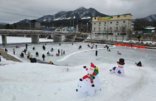 지난 5년간 마을 자체적으로 겨울썰매장을 운영해 온 인제 백담마을 주민들이 24일부터 ‘제1회 설악산 백담 눈꽃축제’로 첫 대규모 축제를 연다.