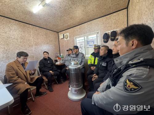 최현석 강원경찰청장은 22일 평창 진부면 평창송어축제장을 방문해 시설 운영 상황을 점검했다. 이날 방문에는 최종수 강원도의원, 박진오 강원일보 사장, 전종률 G1방송 사장, 최헌영 춘천MBC 사장, 유기석 평창경찰서장, 장문혁 평창송어축제위원장, 김용래 진부면이장협의회장, 황봉구 진부면번영회장, 김왕제 전 강원도 부이사관 등이 동참했다.