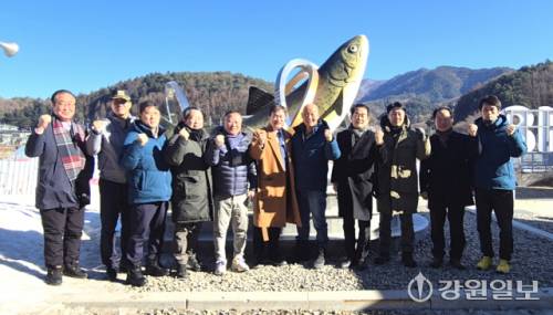최현석 강원경찰청장은 22일 평창 진부면 평창송어축제장을 방문해 시설 운영 상황을 점검했다. 이날 방문에는 최종수 강원도의원, 박진오 강원일보 사장, 전종률 G1방송 사장, 최헌영 춘천MBC 사장, 유기석 평창경찰서장, 장문혁 평창송어축제위원장, 김용래 진부면이장협의회장, 황봉구 진부면번영회장, 김왕제 전 강원도 부이사관 등이 동참했다.