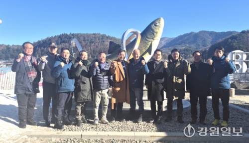 최현석 강원경찰청장은 22일 평창 진부면 평창송어축제장을 방문해 시설 운영 상황을 점검했다. 이날 방문에는 최종수 강원도의원, 박진오 강원일보 사장, 전종률 G1방송 사장, 최헌영 춘천MBC 사장, 유기석 평창경찰서장, 장문혁 평창송어축제위원장, 김용래 진부면이장협의회장, 황봉구 진부면번영회장, 김왕제 전 강원도 부이사관 등이 동참했다.