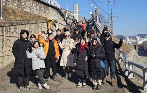 ◇지난 21일 홍천강 꽁꽁축제장을 찾은 시티투어 방문객들