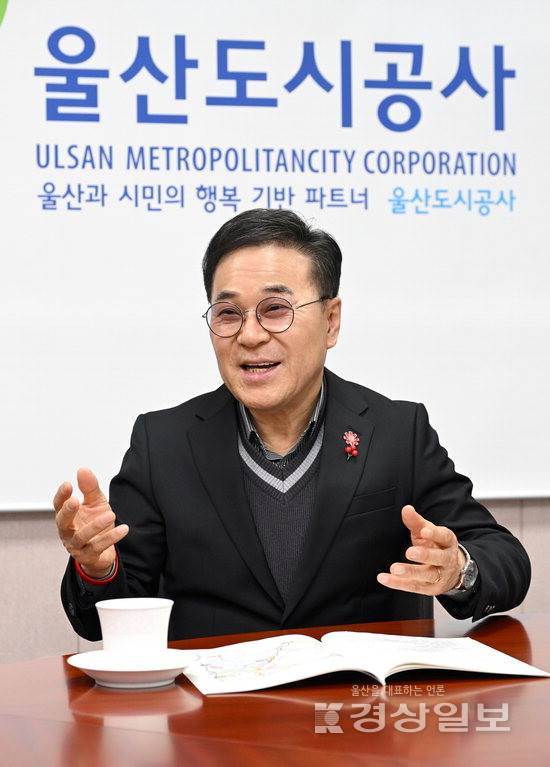 ▲ 윤두환 울산도시공사 사장이 울산도시공사의 주요 역점사업에 대해 설명하고 있다. 김경우기자 woo@ksilbo.co.kr