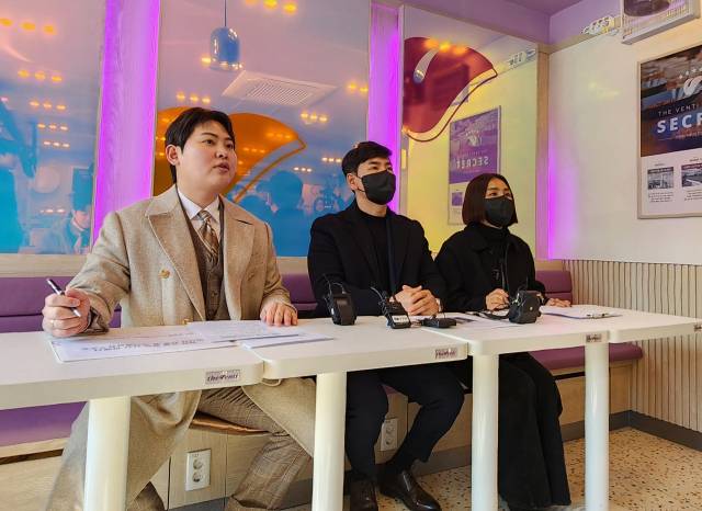 마산 모텔 흉기난동 사건 피해자 유가족들이 창원지법 인근에서 기자회견을 하고 있다./진휘준 기자/