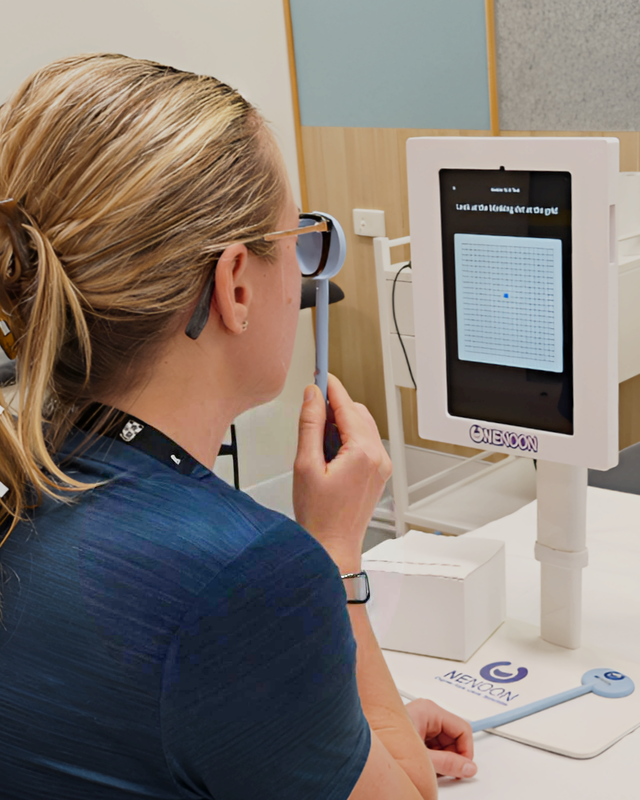 해외 이용자가 (주)픽셀로 AI 안건강 자가진단 키오스크를 이용하고 있다. 대구창조경제혁신센터 제공