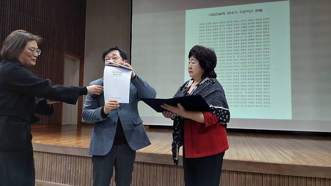 기부금 전달. 영화 상영을 가능케 한 양성완 이사장과 고영순 사할린한인연합회 회장.&nbsp;
