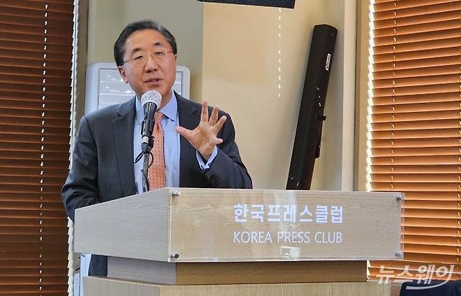 이남우 한국기업거버넌스포럼 회장이 23일 서울 중구 프레스센터에서 열린 '코스피 5000 시대, 지속 가능한 코리아 프리미엄을 위한 긴급 좌담회'에서 발언하고 있다.