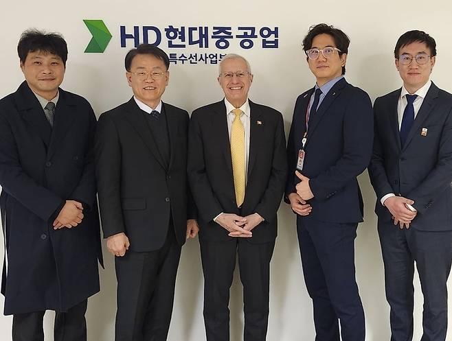 빅터 피델리 캐나다 온타리오주 경제개발부 장관(왼쪽 세 번째)이 지난 22일 HD현대중공업 함정사업본부 부산사무소를 방문해 신형식 함정중형선사업부 상무(두 번째) 등 HD현대 임직원들과 회동했다. (사진=페델리 장관의 SNS