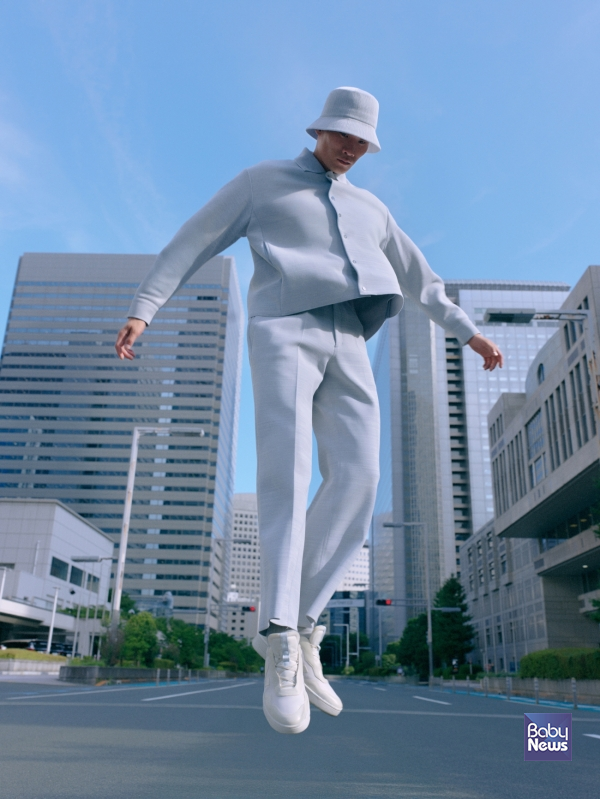 프랑스 스니커즈 브랜드 베자(VEJA), CFCL과 독창적인 'V-90' 공개.&nbsp;ⓒ베자