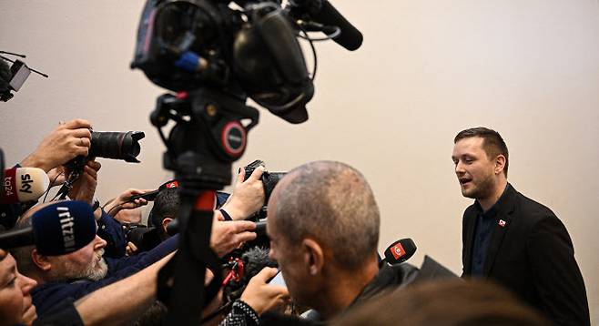 옌스-프레데릭 닐센 그린란드 총리가 22일(현지시간) 그린란드 수도 누크에서 기자회견을 하고 있다. (사진=AFP)