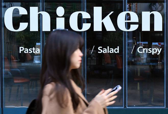 서울 시내의 한 치킨매장 앞으로 시민이 지나가고 있다. (사진=이데일리DB)