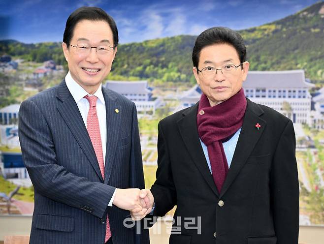 21일 경북도청에서 대구경북행정통합과 관해 논의하기 위해 만난 이철우(오른쪽) 경북도지사와 임종식 경북교육감.(사진= 경북도 제공)