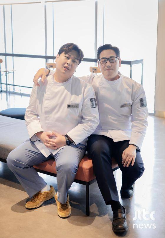 JTBC 예능 '냉장고를 부탁해' 김풍, 윤남노가 19일 오전 경기도 고양시 JTBC스튜디오일산에서 진행된 인터뷰에 앞서 포즈를 취하고 있다. 박세완 엔터뉴스팀 기자 park.sewan@jtbc.co.kr