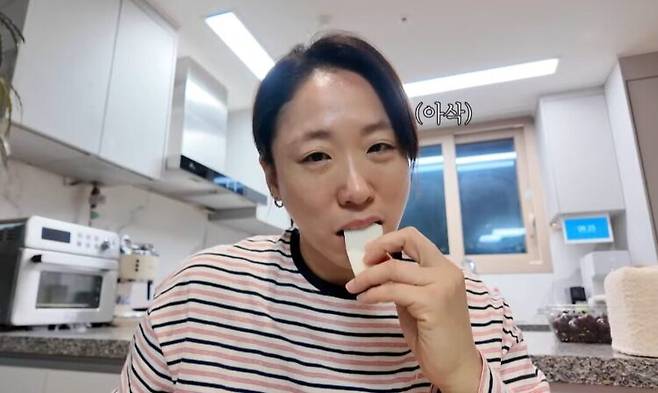 배우 이미도가 급하게 다이어트를 하기 위해 생으로 콜라비를 섭취했다. 사진=유튜브 채널 '우아한 미도씨'